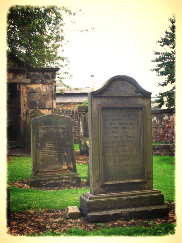 Headstone, Canongate Kirkyard. © Su Leslie 2013