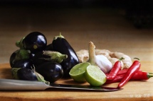 Good together: aubergine, garlic, ginger, chilli and lime. Image: Su Leslie 2018