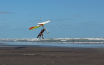 Old-school hang-gliding, Kariotahi Beach, Waiuku, NZ. Image: Su Leslie 2018